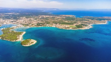 Yaz mevsiminde Adriyatik deniz manzarasının yüksek hava aracı görüntüsü.
