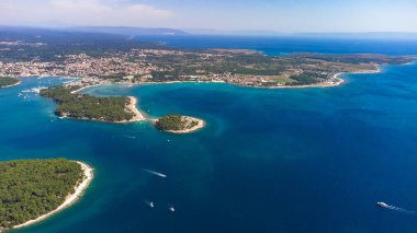 Yaz mevsiminde Adriyatik deniz manzarasının yüksek hava aracı görüntüsü.