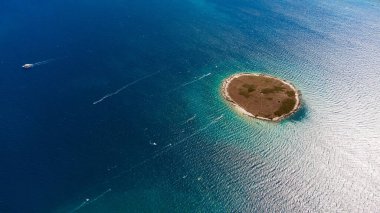 Yaz mevsiminde Adriyatik deniz manzarasının yüksek hava aracı görüntüsü.