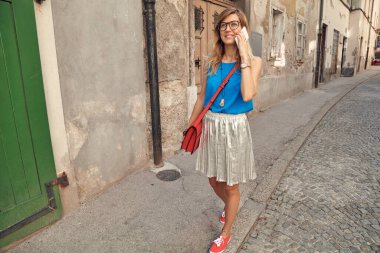 Sokakta smatrphone kullanan genç ve tatlı bir kadın..