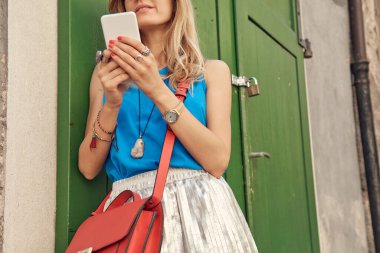 Sokakta smatrphone kullanan genç ve tatlı bir kadın..