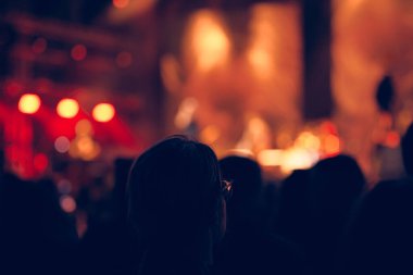 De-odaklı konser sahne lazer ışıkları ve kirişler.