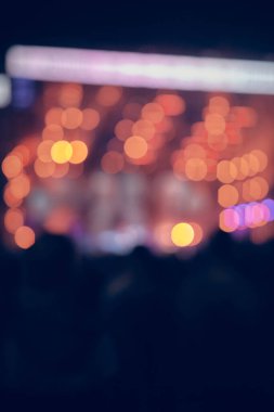 De-odaklı konser sahne lazer ışıkları ve kirişler.