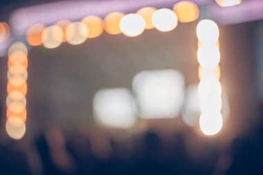 De-odaklı konser sahne lazer ışıkları ve kirişler.