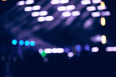 De-odaklı konser sahne lazer ışıkları ve kirişler.