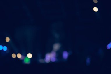 De-odaklı konser sahne lazer ışıkları ve kirişler.