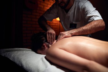 Masaj masasında bir kadın, masörlük, vücut ve cilt gerilimi tedavisi.