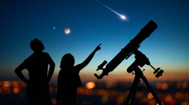 Yıldızlı gökyüzünün altında baba, kız ve astronomik teleskop siluetleri.