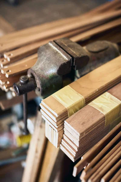 Tamircinin muhtelif ahşap eşyaları ve mobilya tamiri için aletleri..