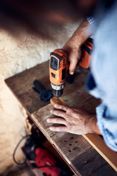 İnsan mobilya montajı ve tamir - hobi konsepti.