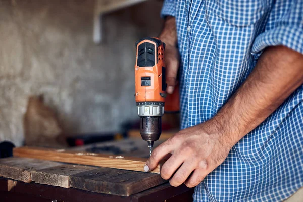 İnsan mobilya montajı ve tamir - hobi konsepti.