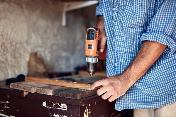 İnsan mobilya montajı ve tamir - hobi konsepti.