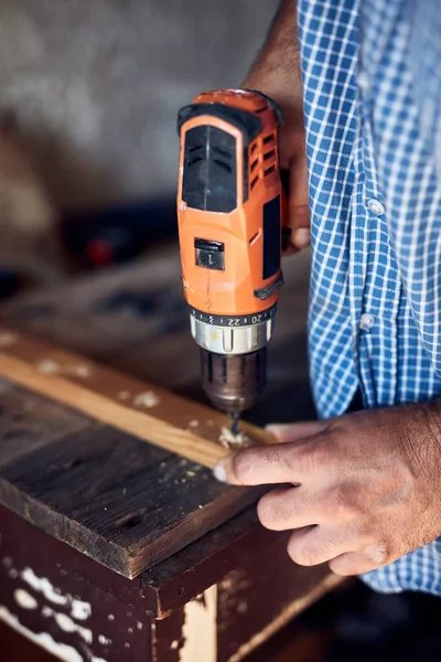 İnsan mobilya montajı ve tamir - hobi konsepti.