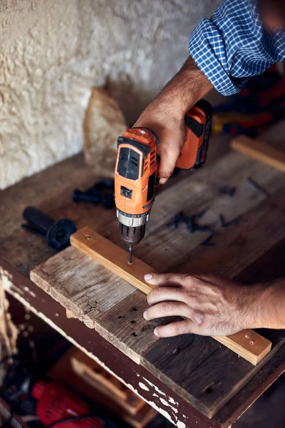 İnsan mobilya montajı ve tamir - hobi konsepti.