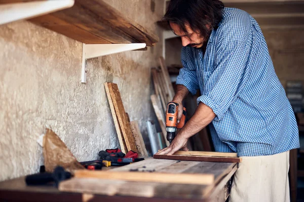 Hombre Montando Muebles Fijándolo Concepto Hobby — Foto de Stock