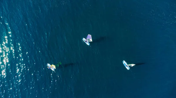 Drone Vista Aérea Los Windsurfistas Océano Azul Aguas Marinas — Foto de Stock