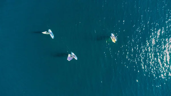 Drone Vista Aérea Los Windsurfistas Océano Azul Aguas Marinas — Foto de Stock