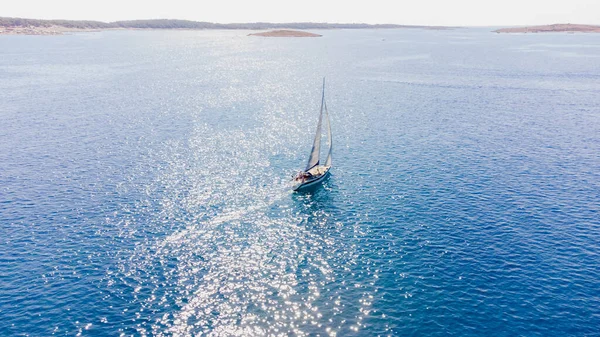 Drone Vista Aérea Barco Vela Oceano Azul Águas Mar — Fotografia de Stock