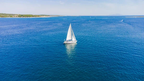 Drone Aerial View Sailing Boat Blue Ocean Sea Waters — Stock Photo, Image