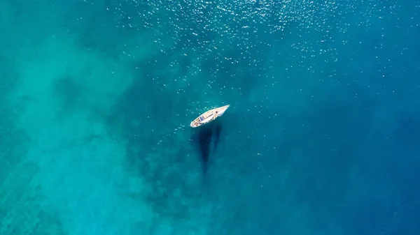 Drone Vista Aérea Velero Océano Azul Aguas Marinas — Foto de Stock
