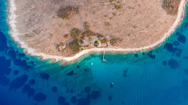 Yaz mevsiminde Adriyatik deniz manzarasının yüksek hava aracı görüntüsü.