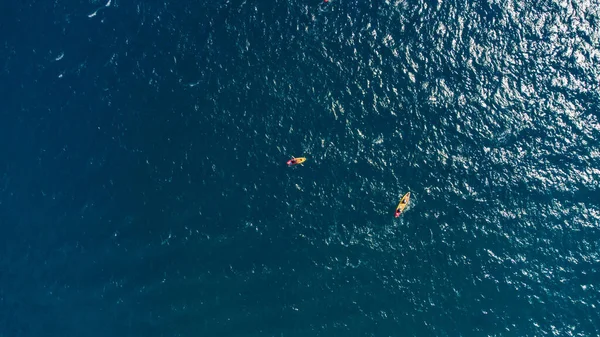 Vista Aérea Drones Kayakistas Aguas Marinas Del Océano Azul — Foto de Stock