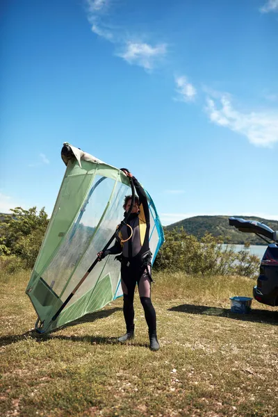 风冲浪者和露营者的包装和从车顶架上卸下的包装 — 图库照片