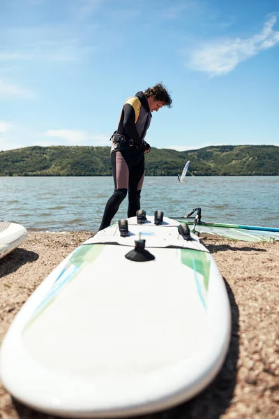 Windsurfer Surf Una Ventosa Giornata Estiva Fiume — Foto Stock