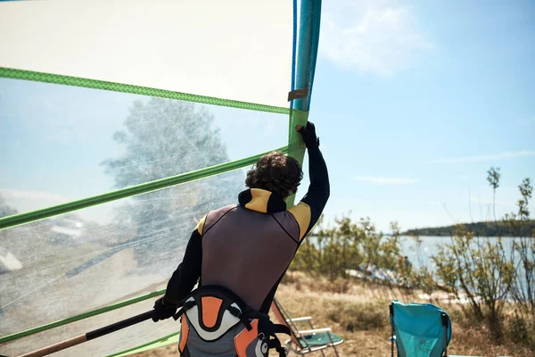 Windsurfer Surfing Μια Θυελλώδη Μέρα Του Καλοκαιριού Στο Ποτάμι — Φωτογραφία Αρχείου