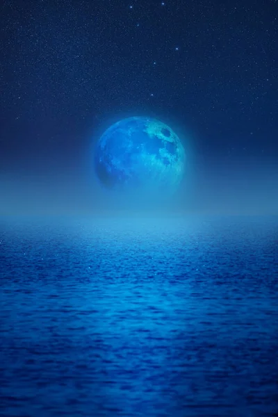 대양의 수평선 떠오르는 보름달 — 스톡 사진