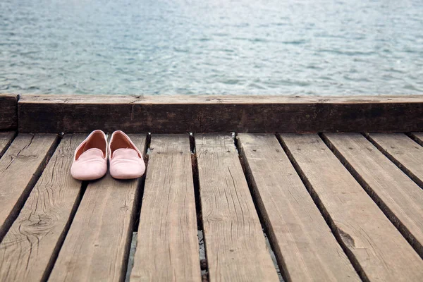 Рожеве Жіноче Взуття Дерев Яних Дошках Біля Озера — стокове фото