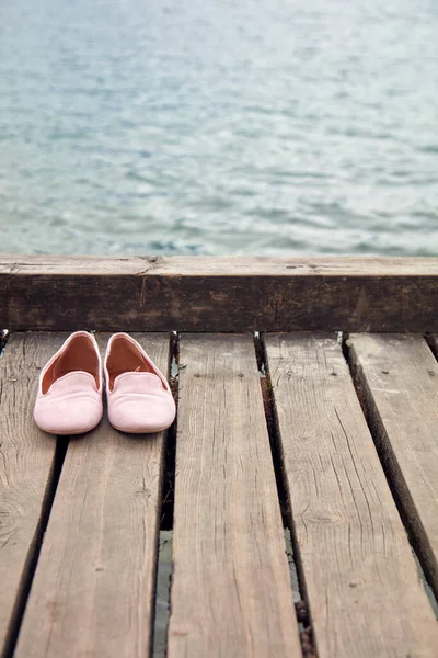 Göl Kenarındaki Tahta Tahtalarda Pembe Kadın Ayakkabıları — Stok fotoğraf