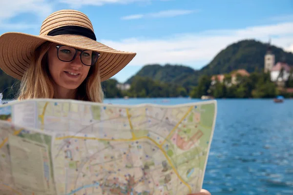 Молода Доросла Туристична Жінка Використовує Карту — стокове фото