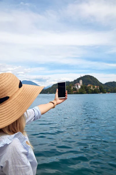 Молода Доросла Туристична Жінка Насолоджується Озером Роблячи Фотографії Смартфоном — стокове фото