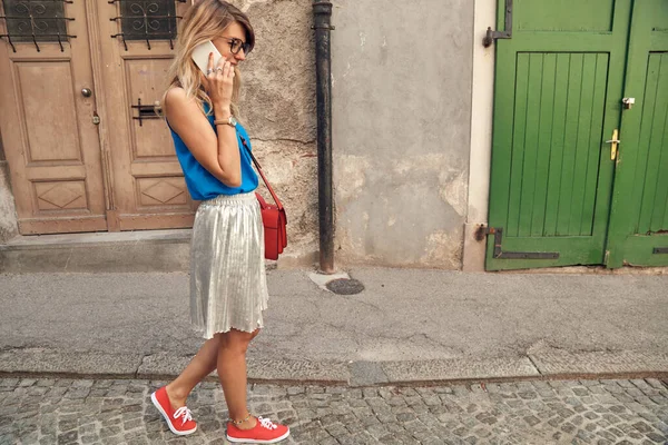 Sokakta smatrphone kullanan genç ve tatlı bir kadın..