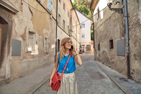 Sokakta smatrphone kullanan genç ve tatlı bir kadın..