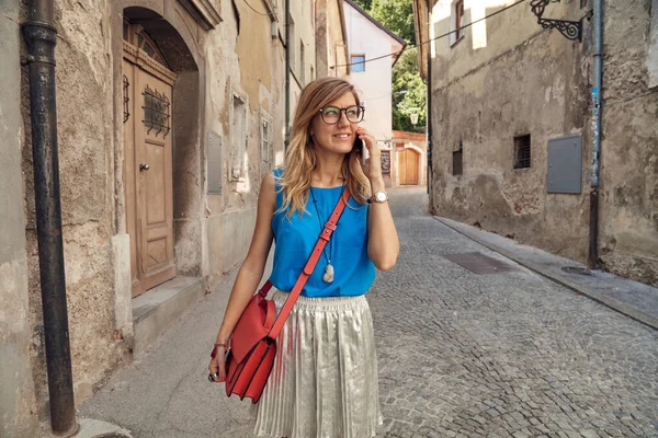 Sokakta smatrphone kullanan genç ve tatlı bir kadın..