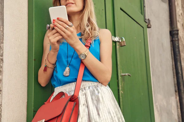 Sokakta smatrphone kullanan genç ve tatlı bir kadın..