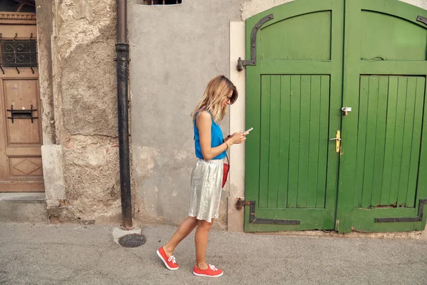 Sokakta smatrphone kullanan genç ve tatlı bir kadın..