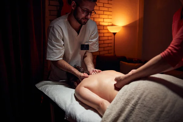 Vrouw Een Massagetafel Chiropracting Tafel Behandeling Van Lichaams Huidspanning — Stockfoto