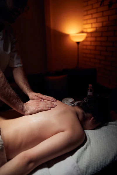 Femme Sur Une Table Massage Chiropracteur Traitement Tension Corps Peau — Photo