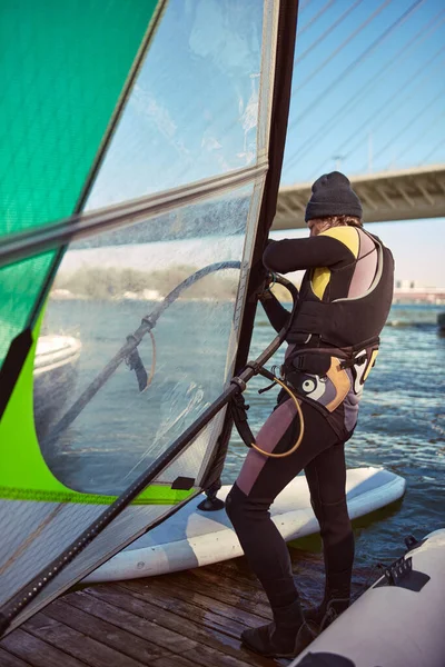 Windsurfer Surf Una Giornata Ventosa Fiume — Foto Stock