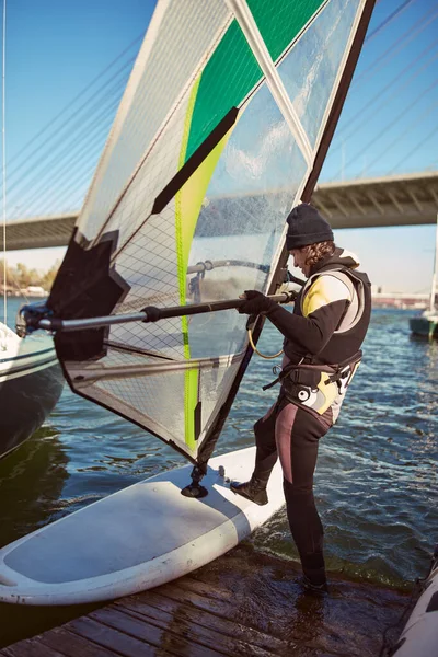 Windsurfer Surfeando Día Ventoso Río — Foto de Stock