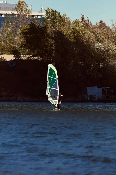 Windsurfer Surf Una Giornata Ventosa Fiume Della Città — Foto Stock