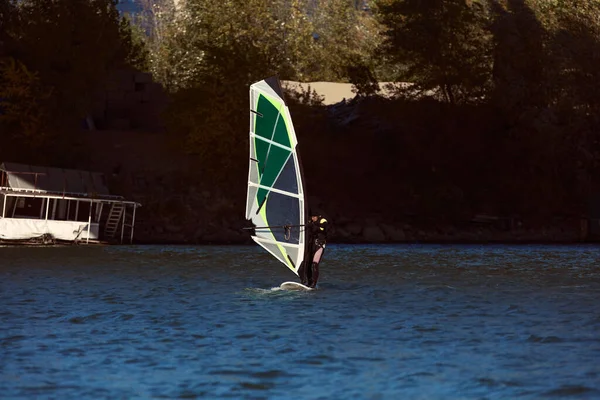 Planche Voile Par Une Journée Venteuse Rivière Ville — Photo