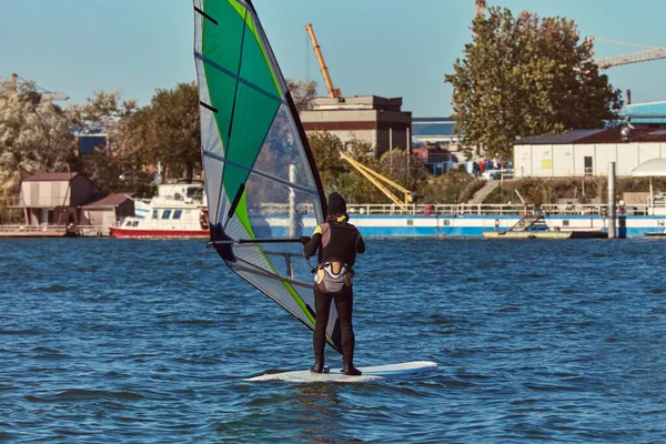 Windsurfer Surf Una Giornata Ventosa Fiume Della Città — Foto Stock