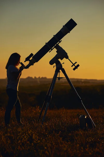 Egy Sziluettje Csillagászati Teleszkóp Vidék — Stock Fotó
