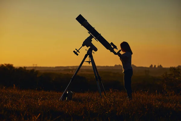 Silueta Mujer Telescopio Astronómico Campo —  Fotos de Stock