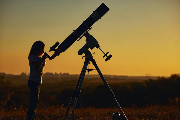 Silhuett Kvinna Astronomiskt Teleskop Och Landsbygd — Stockfoto