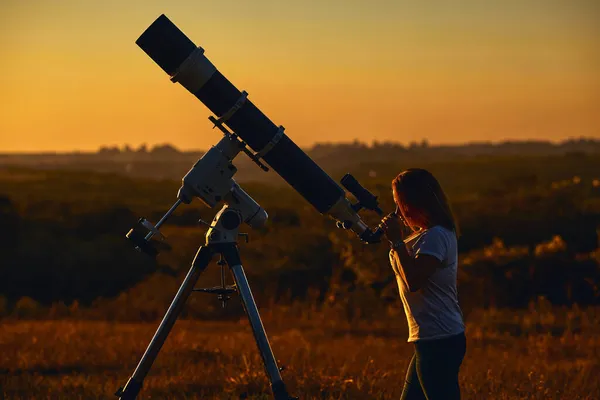 Egy Sziluettje Csillagászati Teleszkóp Vidék — Stock Fotó